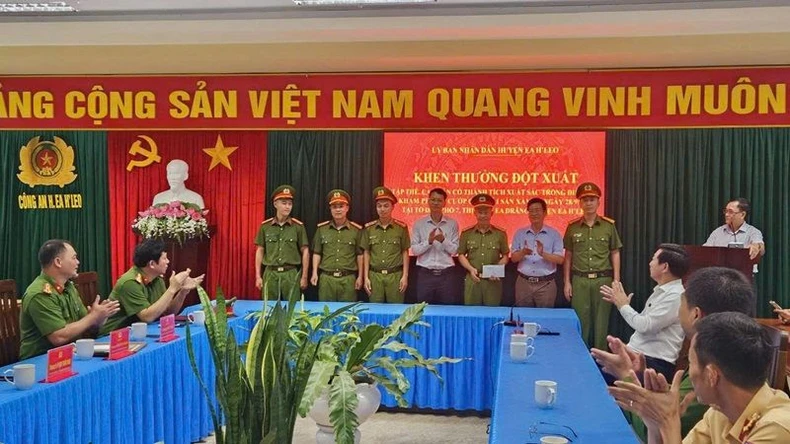 Khen thưởng Công an huyện Ea H’leo về thành tích phá nhanh vụ cướp tiệm vàng ảnh 2