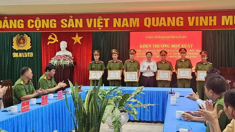 Khen thưởng Công an huyện Ea H’leo về thành tích phá nhanh vụ cướp tiệm vàng ảnh 1