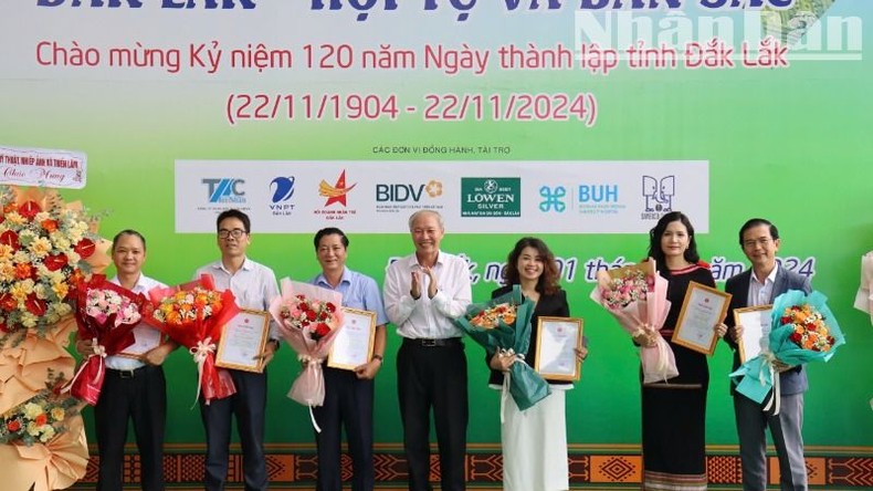 Trao giải và triển lãm ảnh nghệ thuật “Đắk Lắk-hội tụ và bản sắc” năm 2024 ảnh 1