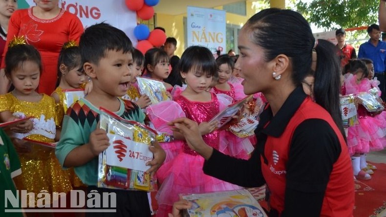 Chương trình “Giao nắng chuyển yêu thương” ở vùng biên giới tỉnh Đắk Lắk ảnh 3