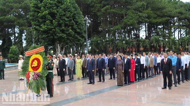 Lãnh đạo tỉnh Đắk Lắk viếng Nghĩa trang Liệt sĩ nhân kỷ niệm 120 năm thành lập tỉnh ảnh 1