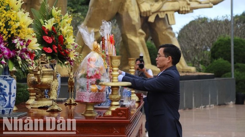 Lãnh đạo tỉnh Đắk Lắk viếng Nghĩa trang Liệt sĩ nhân kỷ niệm 120 năm thành lập tỉnh ảnh 2