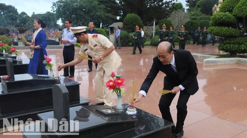 Lãnh đạo tỉnh Đắk Lắk viếng Nghĩa trang Liệt sĩ nhân kỷ niệm 120 năm thành lập tỉnh ảnh 3