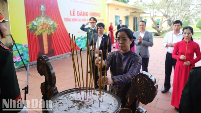 Lãnh đạo tỉnh Đắk Lắk viếng Nghĩa trang Liệt sĩ nhân kỷ niệm 120 năm thành lập tỉnh ảnh 5