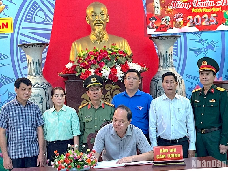 Lãnh đạo Cà Mau về nguồn, thăm Di tích lịch sử quốc gia Hòn Đá Bạc ảnh 4
