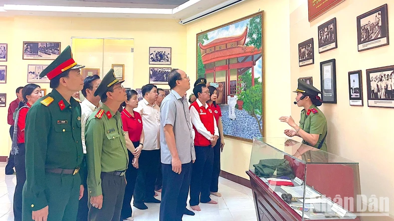 Lãnh đạo Cà Mau về nguồn, thăm Di tích lịch sử quốc gia Hòn Đá Bạc ảnh 1