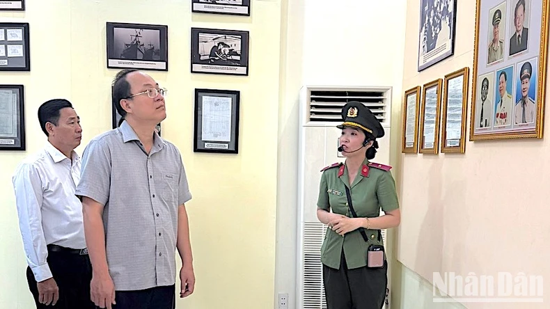 Lãnh đạo Cà Mau về nguồn, thăm Di tích lịch sử quốc gia Hòn Đá Bạc ảnh 2
