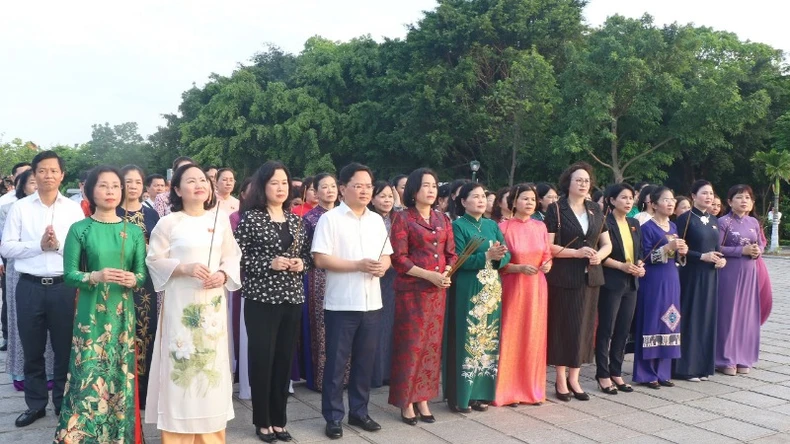 Phó Chủ tịch Quốc hội Nguyễn Thị Thanh dâng hương tại Đền Đô, Bắc Ninh ảnh 1
