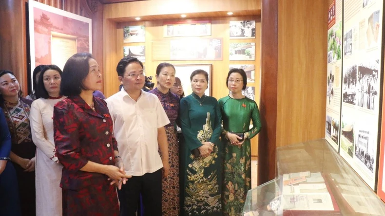 Phó Chủ tịch Quốc hội Nguyễn Thị Thanh dâng hương tại Đền Đô, Bắc Ninh ảnh 2