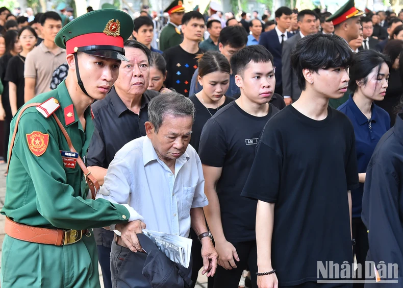 [Ảnh] Người dân xúc động nghẹn ngào khi đến viếng Tổng Bí thư Nguyễn Phú Trọng ảnh 3