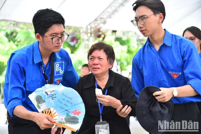 [Ảnh] Người dân xúc động nghẹn ngào khi đến viếng Tổng Bí thư Nguyễn Phú Trọng ảnh 4