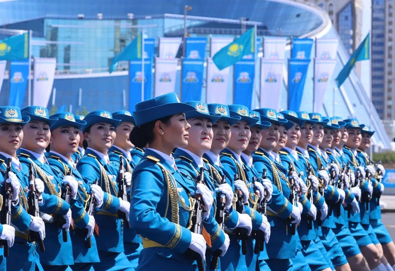 [Ảnh] Tổng Bí thư dự Lễ duyệt binh kỷ niệm 80 năm Ngày Chiến thắng phát xít ở Kazakhstan ảnh 3