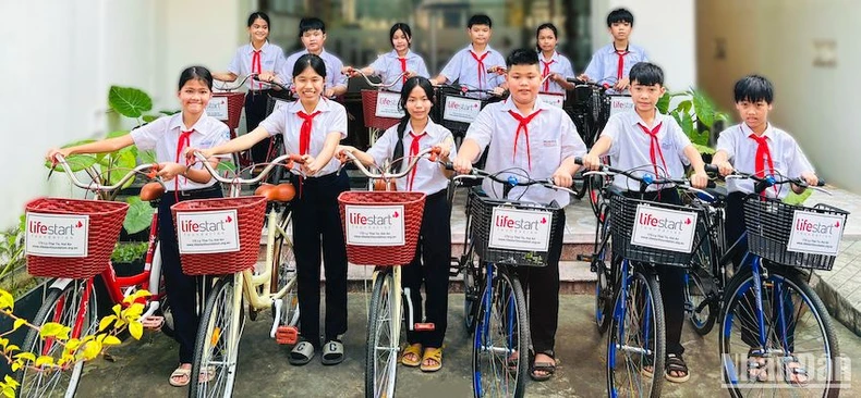 Trao tặng 37 xe đạp cho học sinh nghèo hiếu học tại Quảng Nam ảnh 1
