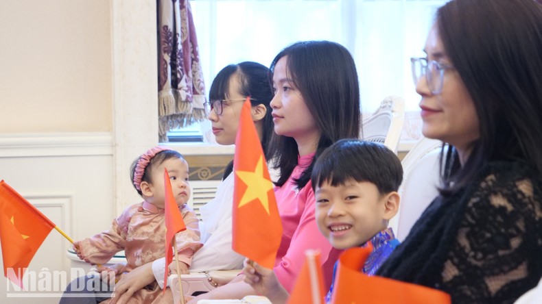 [Ảnh] Cộng đồng người Việt tại Trung Quốc hướng về Tổ quốc trong ngày đại lễ ảnh 7