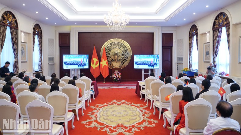 [Ảnh] Cộng đồng người Việt tại Trung Quốc hướng về Tổ quốc trong ngày đại lễ ảnh 8