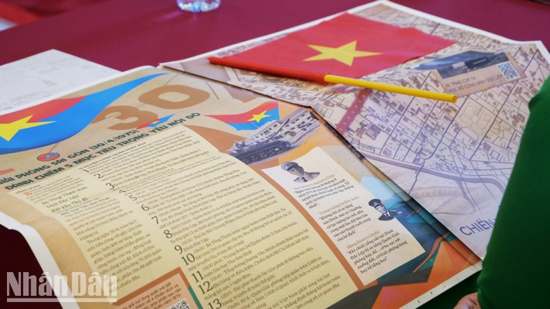 [Ảnh] Cộng đồng người Việt tại Trung Quốc hướng về Tổ quốc trong ngày đại lễ ảnh 9