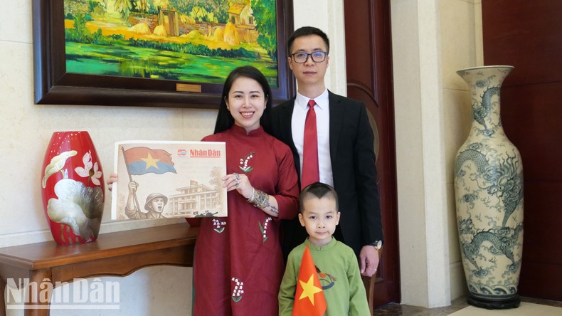 [Ảnh] Cộng đồng người Việt tại Trung Quốc hướng về Tổ quốc trong ngày đại lễ ảnh 10