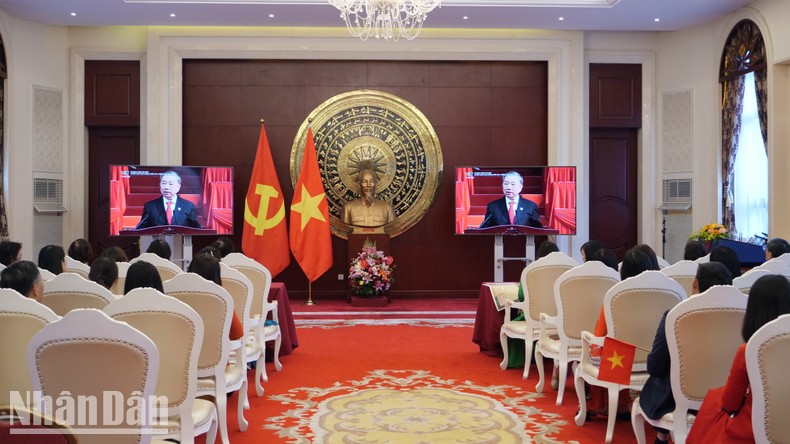 [Ảnh] Cộng đồng người Việt tại Trung Quốc hướng về Tổ quốc trong ngày đại lễ ảnh 2