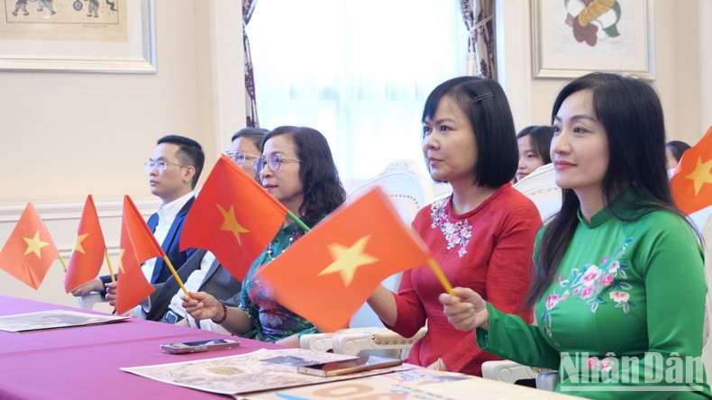 [Ảnh] Cộng đồng người Việt tại Trung Quốc hướng về Tổ quốc trong ngày đại lễ ảnh 1