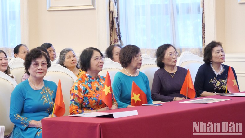 [Ảnh] Cộng đồng người Việt tại Trung Quốc hướng về Tổ quốc trong ngày đại lễ ảnh 3