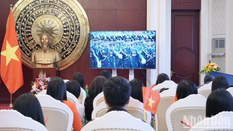 [Ảnh] Cộng đồng người Việt tại Trung Quốc hướng về Tổ quốc trong ngày đại lễ ảnh 4