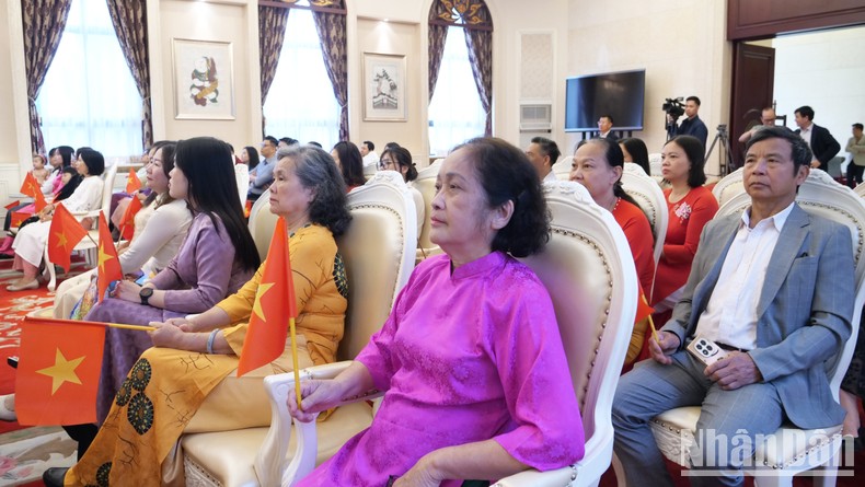 [Ảnh] Cộng đồng người Việt tại Trung Quốc hướng về Tổ quốc trong ngày đại lễ ảnh 5