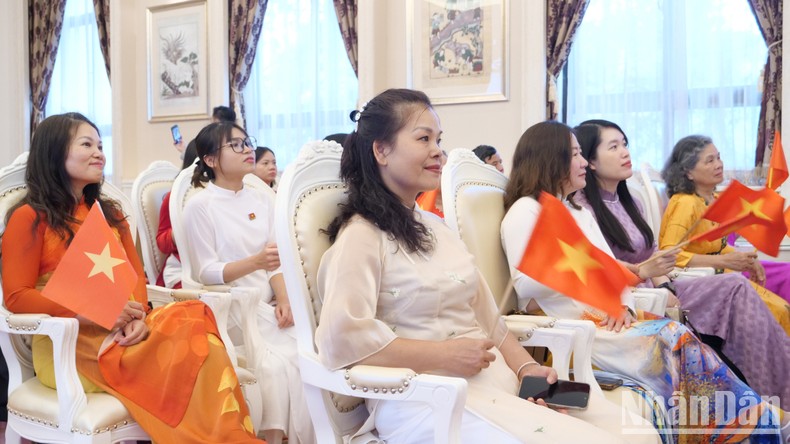 [Ảnh] Cộng đồng người Việt tại Trung Quốc hướng về Tổ quốc trong ngày đại lễ ảnh 6