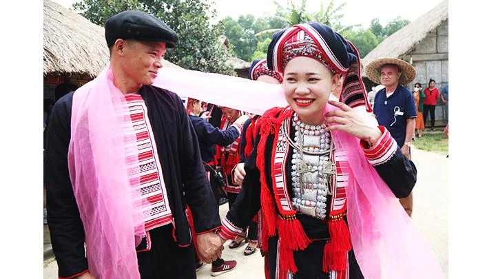 Tái hiện nét đặc sắc lễ cưới người Dao đỏ ảnh 1
