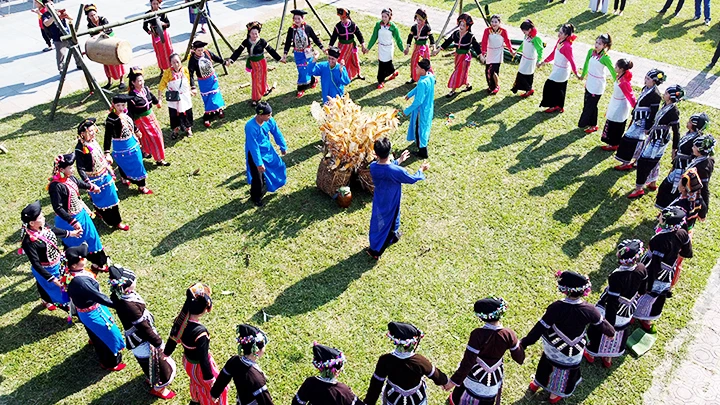 Độc đáo Tết Ngô người Cống ảnh 4
