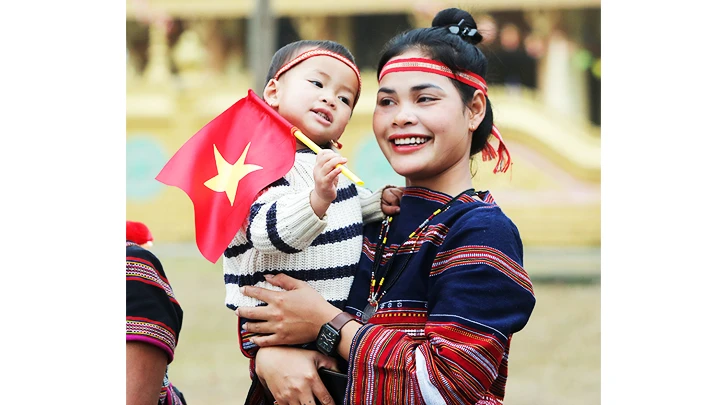 Đồng bào vui xuân tại Thủ đô ảnh 1
