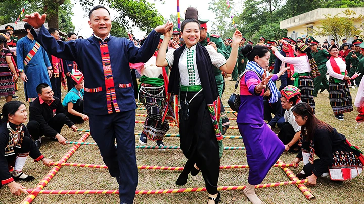 Đồng bào vui xuân tại Thủ đô ảnh 2