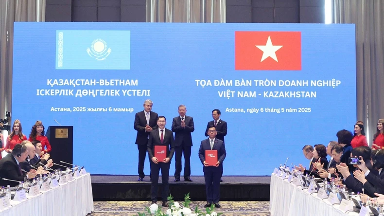 Tổng Bí thư Tô Lâm chứng kiến trao Thỏa thuận nhượng quyền kinh doanh giữa Hãng hàng không Vietjet của Việt Nam và Hãng hàng không Qazaq Air của Kazakhstan. (Ảnh: Thống Nhất/TTXVN) Tổng Bí thư Tô Lâm chứng kiến trao Thỏa thuận nhượng quyền kinh doanh giữa Hãng hàng không Vietjet của Việt Nam và Hãng hàng không Qazaq Air của Kazakhstan. (Ảnh: Thống Nhất/TTXVN)