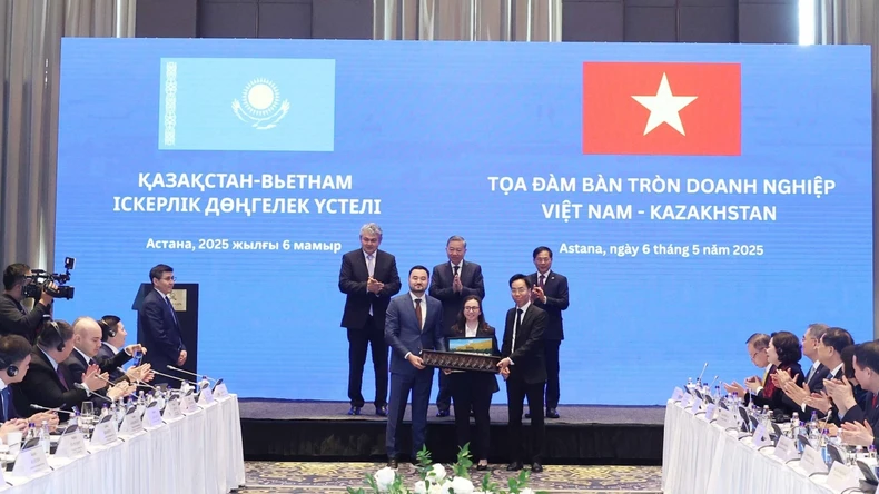 Tổng Bí thư Tô Lâm chứng kiến đại diện Công ty Mareven Food Central (Doanh nghiệp Việt Nam tại Kazakhstan) trao tặng 10 xe cứu thương cho chính quyền Kazakhstan. (Ảnh: Thống Nhất/TTXVN) Tổng Bí thư Tô Lâm chứng kiến đại diện Công ty Mareven Food Central (Doanh nghiệp Việt Nam tại Kazakhstan) trao tặng 10 xe cứu thương cho chính quyền Kazakhstan. (Ảnh: Thống Nhất/TTXVN)