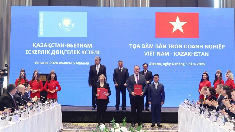 Tổng Bí thư Tô Lâm chứng kiến trao hợp đồng dịch vụ giữa Vietjet Kazakhstan và Boeing. (Ảnh: Thống Nhất/TTXVN) Tổng Bí thư Tô Lâm chứng kiến trao hợp đồng dịch vụ giữa Vietjet Kazakhstan và Boeing. (Ảnh: Thống Nhất/TTXVN)