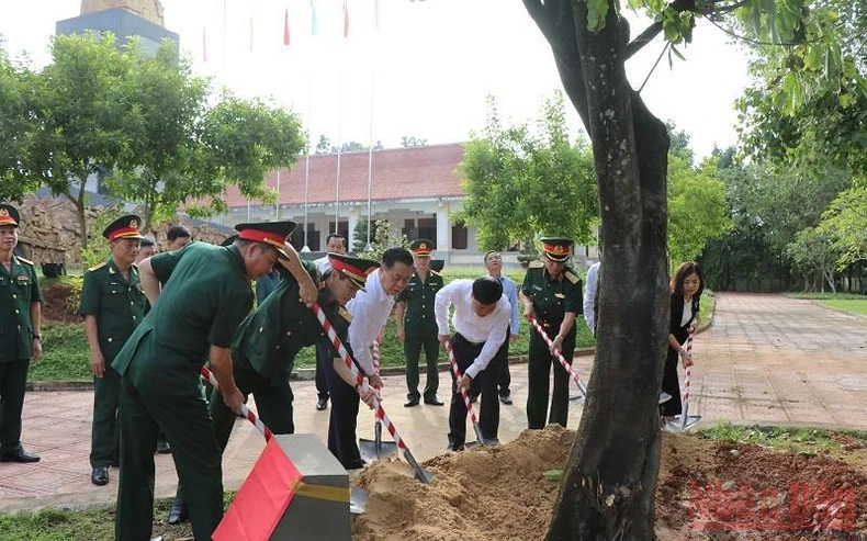 Trưởng ban Tuyên giáo Trung ương tặng nhà tình nghĩa tại Bình Phước -0