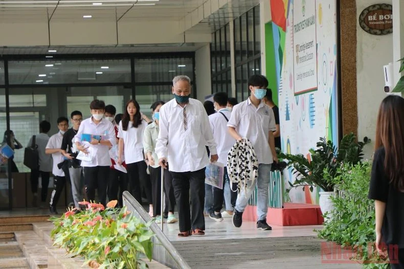 Thí sinh thi THPT ở tuổi 82: Khi ông và cháu cùng đi thi -0