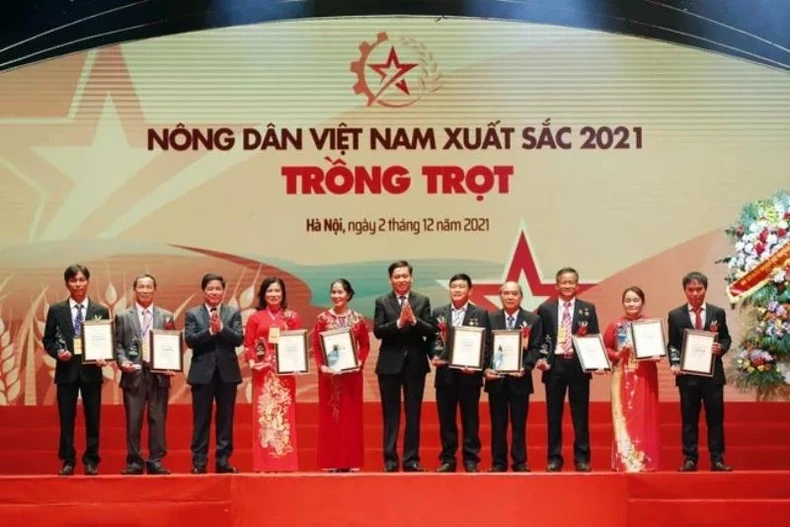 Lễ tôn vinh và trao danh hiệu cho 63 “Nông dân Việt Nam xuất sắc 2021” -0