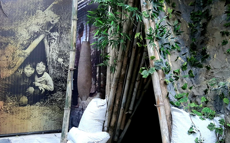 Tái hiện “Điện Biên Phủ trên không” qua trưng bày “Để bầu trời mãi xanh” -0