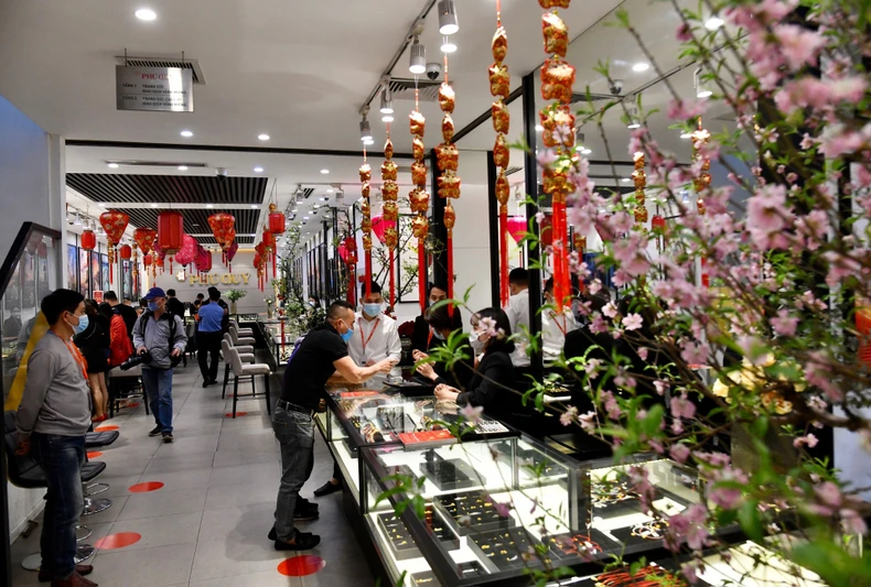 Xếp hàng từ sáng sớm mua vàng ngày vía Thần Tài -0