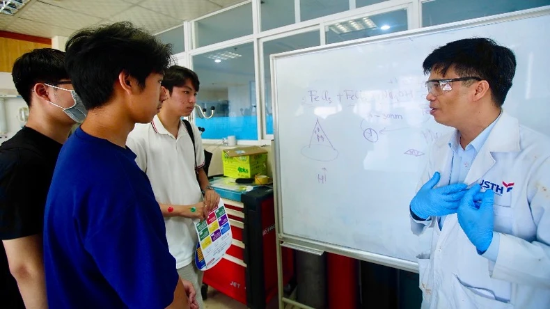 Gần 5.000 học sinh, phụ huynh tham dự Ngày hội tuyển sinh khối ngành khoa học và công nghệ ảnh 3 Gần 5.000 học sinh, phụ huynh tham dự Ngày hội tuyển sinh khối ngành khoa học và công nghệ ảnh 3