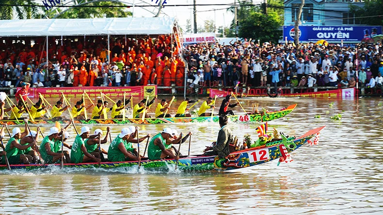 Gần 1 triệu lượt người dự Lễ hội Oóc Om Bóc - Đua ghe Ngo Sóc Trăng năm 2024 ảnh 4