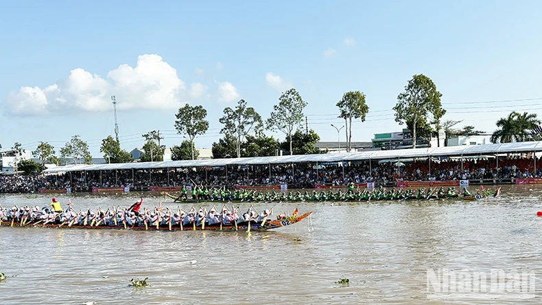 Gần 1 triệu lượt người dự Lễ hội Oóc Om Bóc - Đua ghe Ngo Sóc Trăng năm 2024 ảnh 1