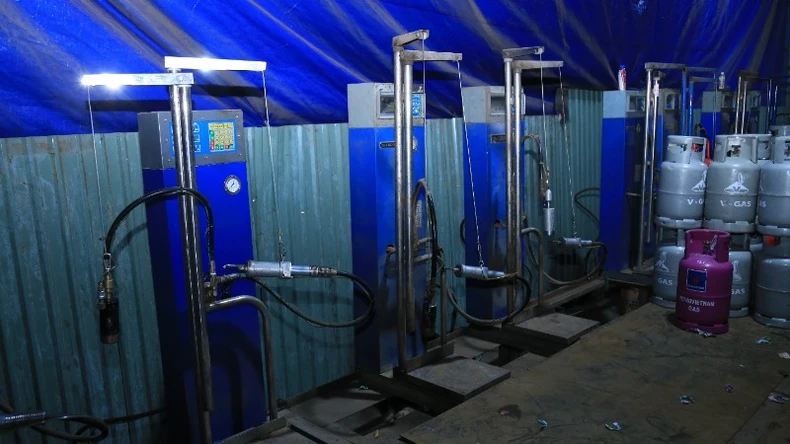 Tiếp tục làm rõ vi phạm 3 cơ sở sang chiết gas ở Biên Hòa ảnh 1