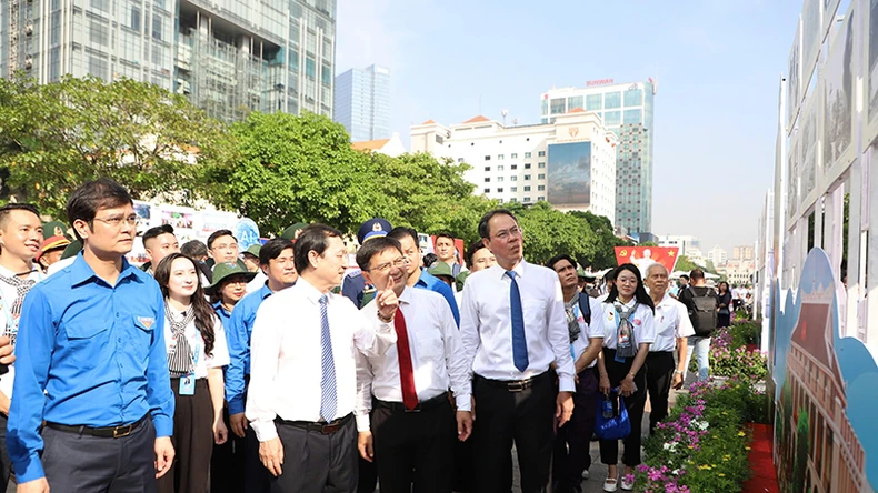 Khai mạc triển lãm kỷ niệm 135 năm Ngày sinh Chủ tịch Hồ Chí Minh ảnh 1 Khai mạc triển lãm kỷ niệm 135 năm Ngày sinh Chủ tịch Hồ Chí Minh ảnh 1