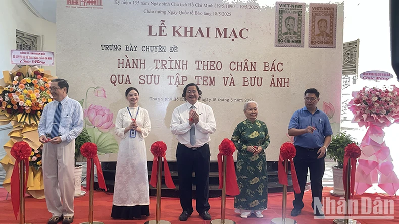 Hành trình theo chân Bác qua sưu tập tem và bưu ảnh ảnh 1