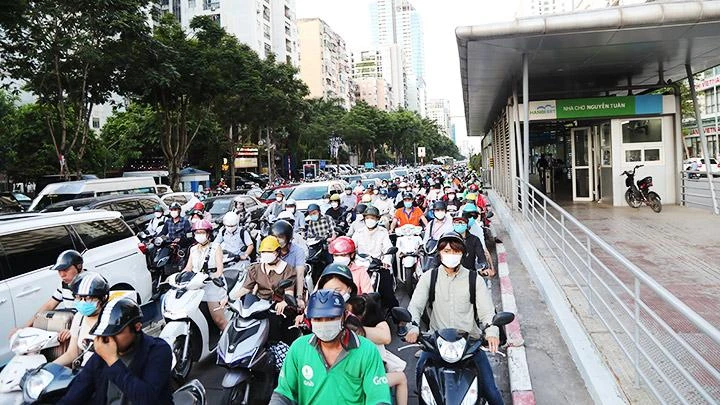 Ngột ngạt giữa cao ốc ảnh 1