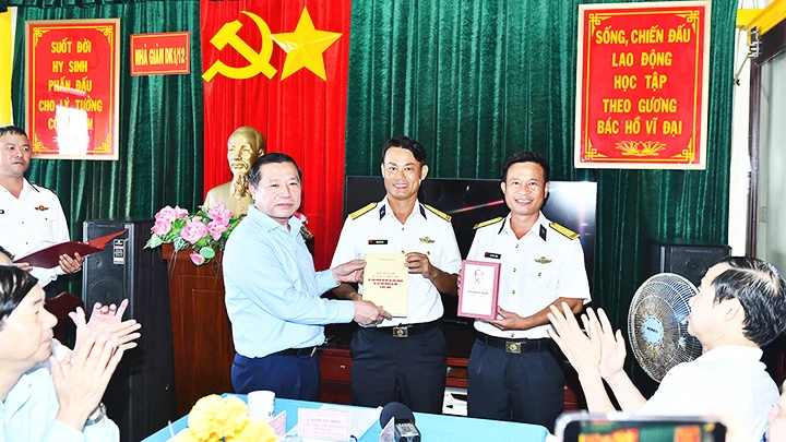 Nhà giàn DK1 ảnh 2