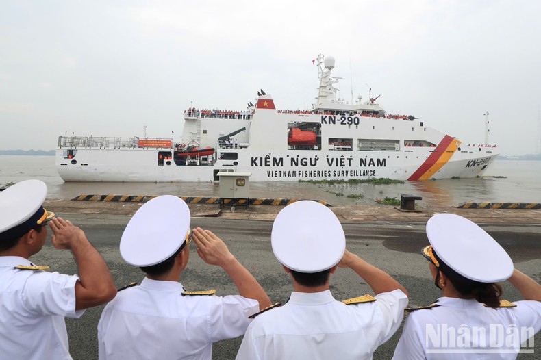 [Ảnh] Đoàn công tác 100 nhà báo của Hội Nhà báo Việt Nam thăm quân và dân huyện đảo Trường Sa ảnh 12