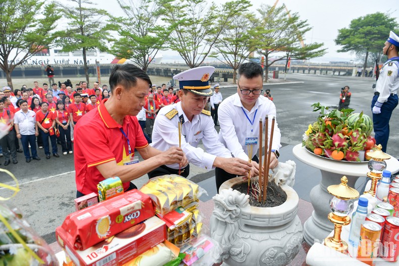 [Ảnh] Đoàn công tác 100 nhà báo của Hội Nhà báo Việt Nam thăm quân và dân huyện đảo Trường Sa ảnh 5