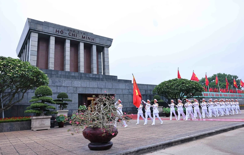 [Ảnh] Lễ chào cờ đặc biệt kỷ niệm 135 năm Ngày sinh Chủ tịch Hồ Chí Minh ảnh 1